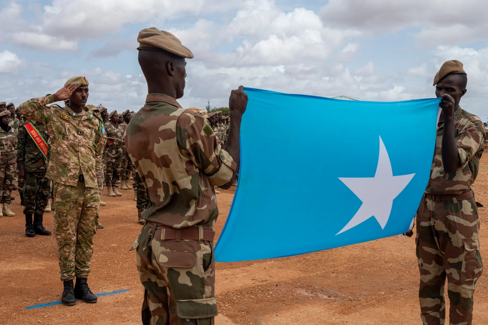 Somali soldiers present the national flag at a Danab graduation in Baledogle in August 2023.