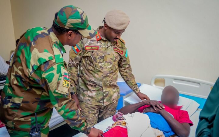 Major General Ibrahim Mohamed Mohamud visits wounded soldiers at the Somali National Armed Forces Hospital.