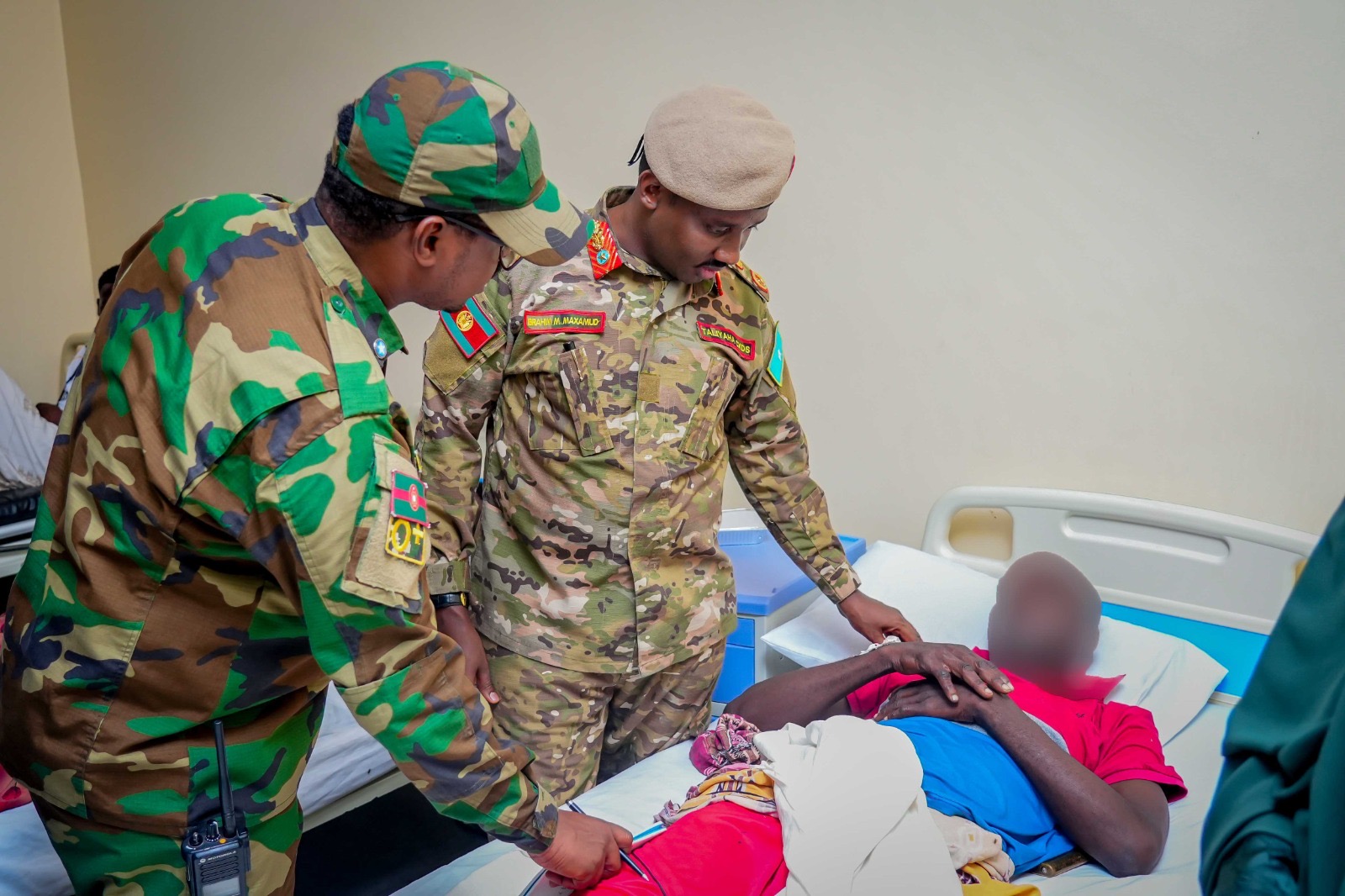 Major General Ibrahim Mohamed Mohamud visits wounded soldiers at the Somali National Armed Forces Hospital.